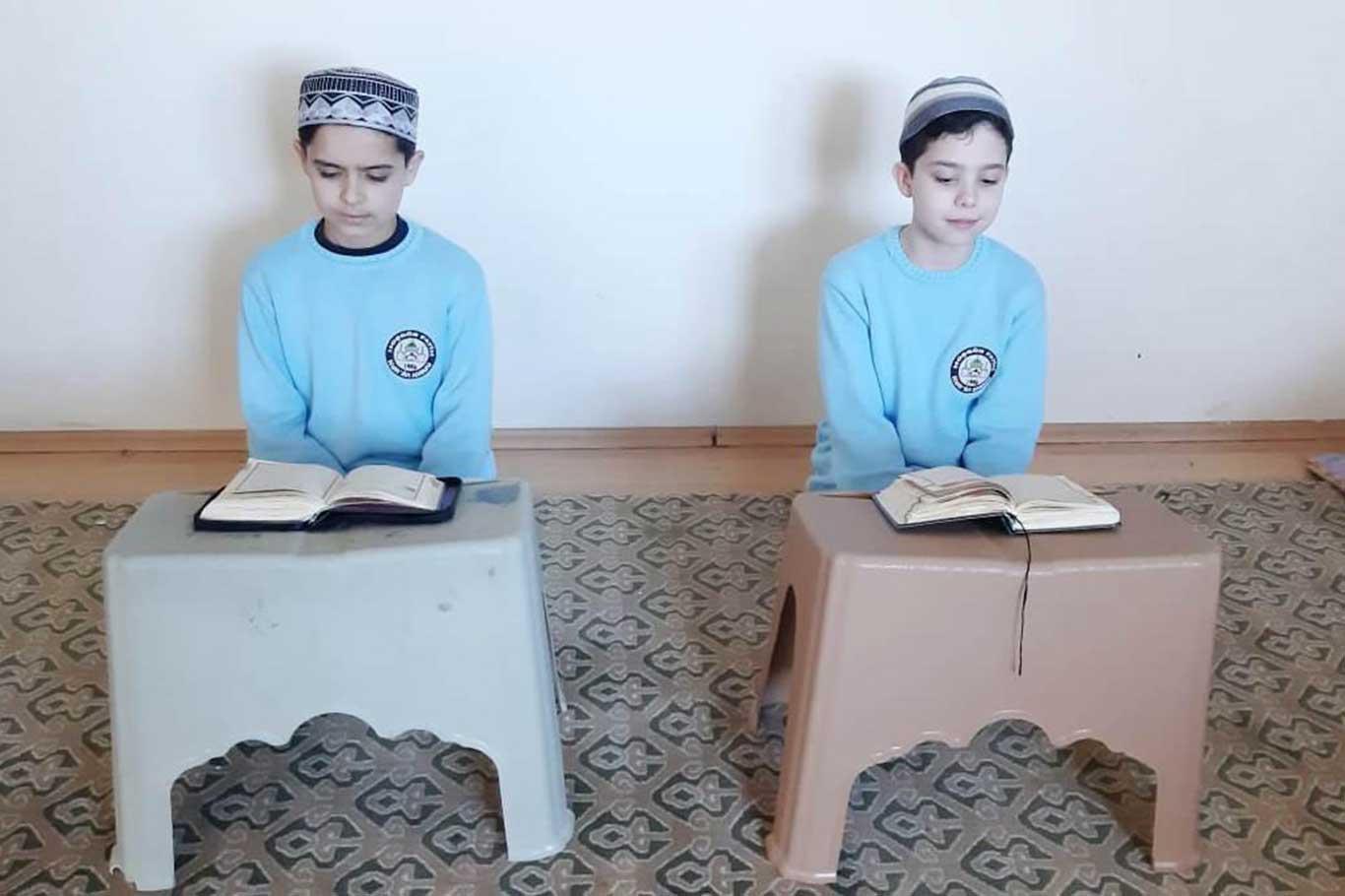 10 yaşındaki Kur'an aşığı iki çocuk 8 ayda hafız oldu 10 yaşındaki Kur'an aşığı iki çocuk 8 ayda hafız oldu